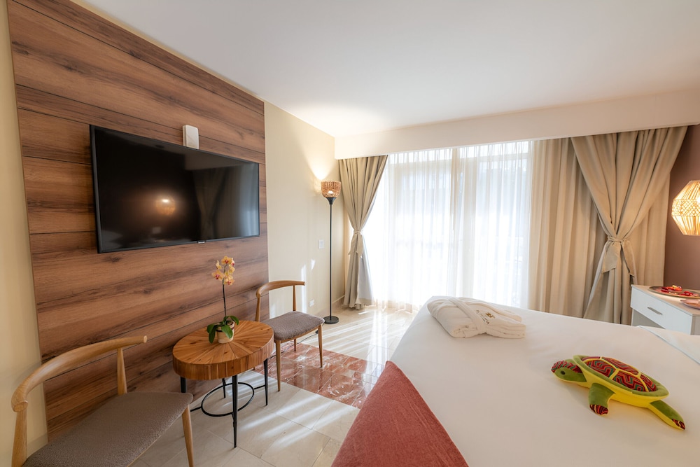 1 King Bed, Cabin Room, Poolside Room - Photo 2
