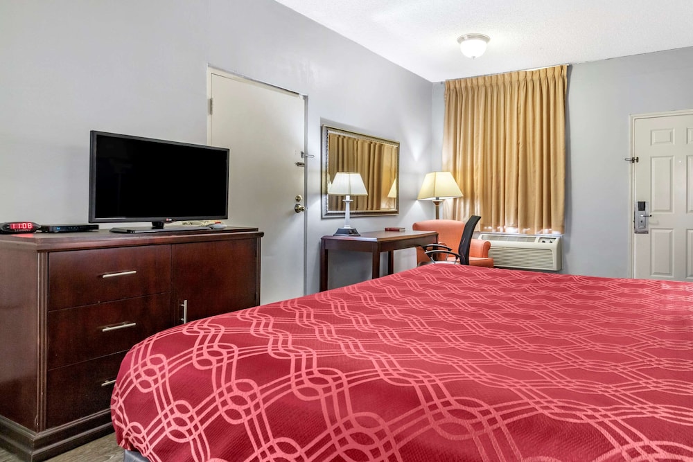 Standard Room, 1 King Bed photo 3