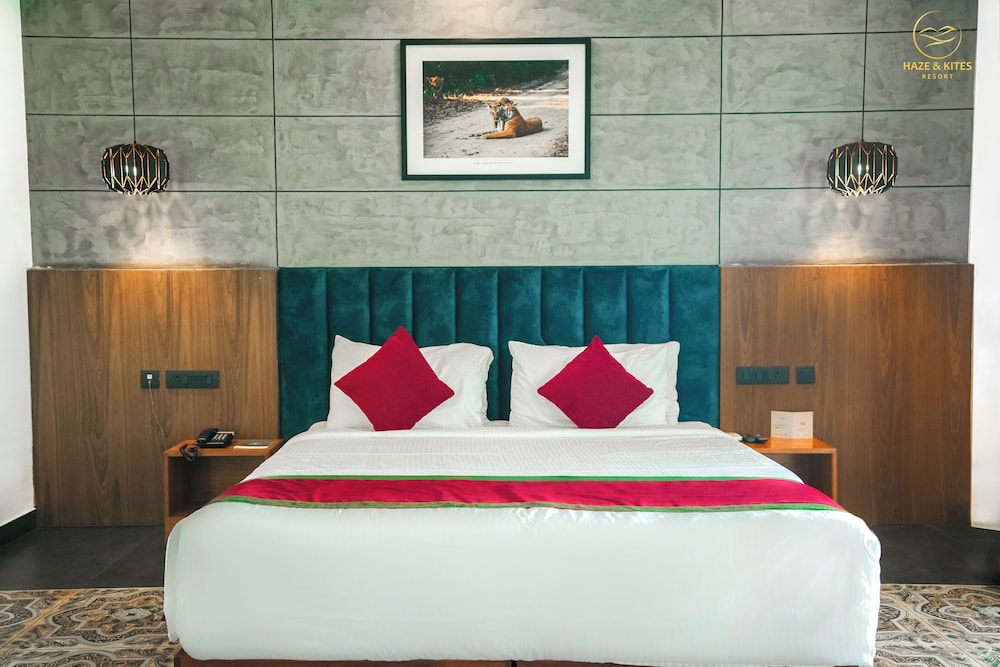 Honeymoon Cottage with Jacuzzi - Photo 4