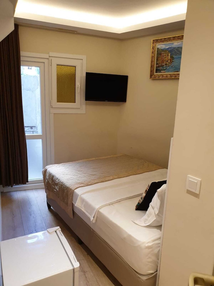 Economy Room