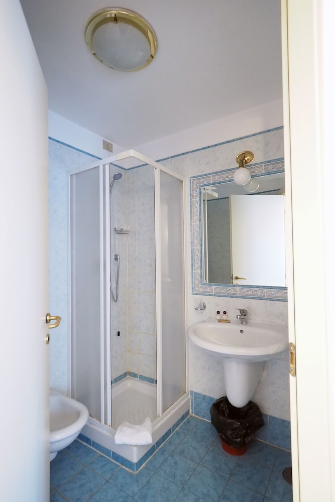 Double Room - Photo 16