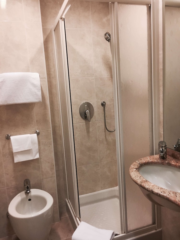 Standard Room, 2 Twin Beds, Smoking thumbnail 5