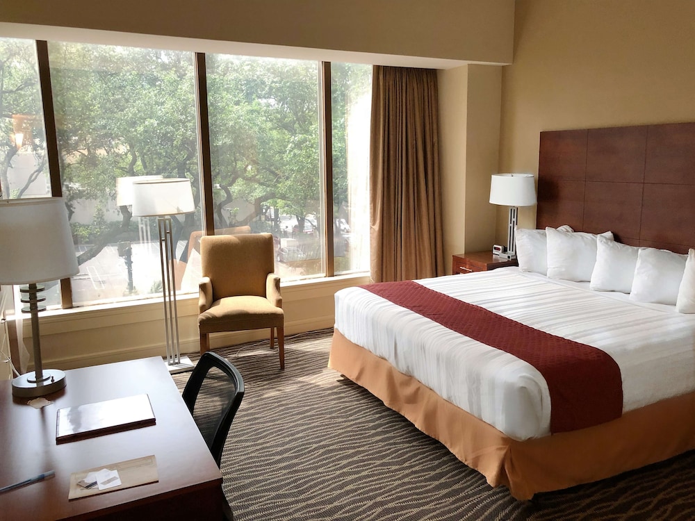 Suite, 1 Queen Bed, City View, Corner (with Sofabed) photo 2
