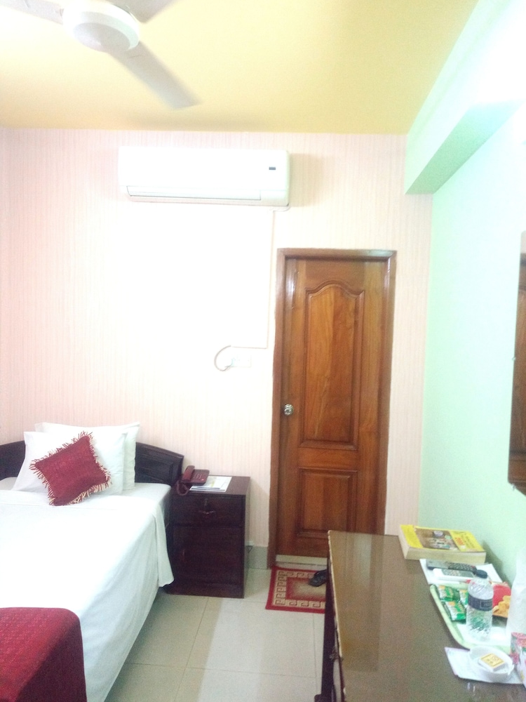 Junior Single Room, 1 Queen Bed, Accessible, Smoking photo 3