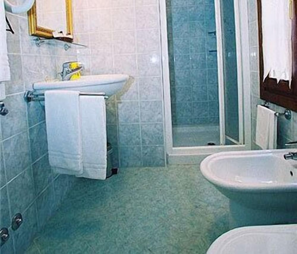 Economy Double Room, Ensuite photo 2