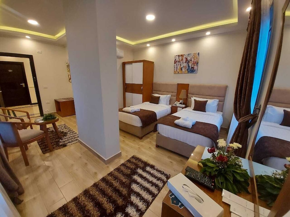 Classic Double Room, City View thumbnail 5