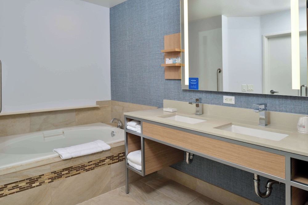 One King Bed, Whirlpool Suite - Photo 1