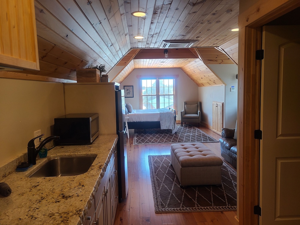 Luxury Studio Suite, 1 Queen Bed, Kitchen, Mountain View photo 1
