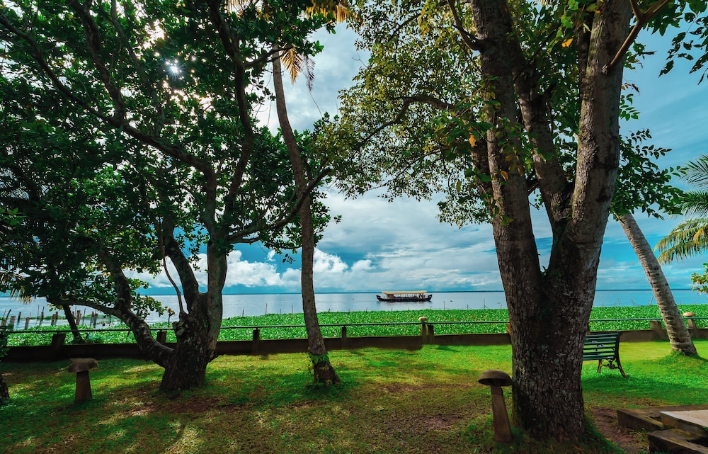 Lakefront Luxury Villas with Plunge Pool