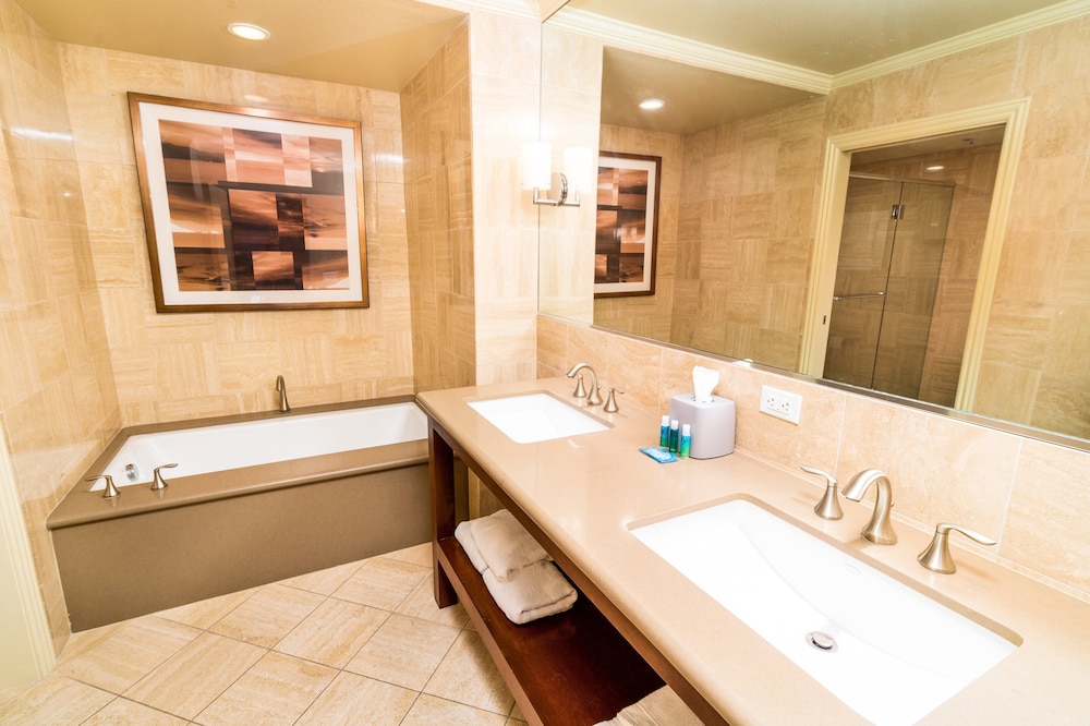 Suite, 1 King Bed - Photo 3