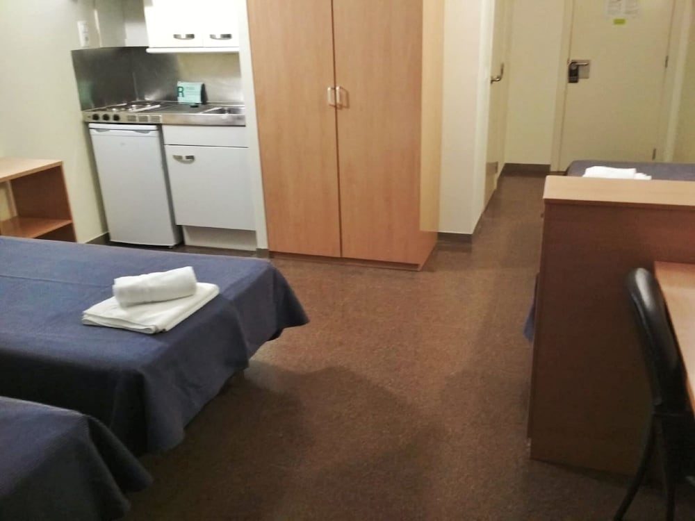 Basic Studio, 3 Twin Beds photo 2