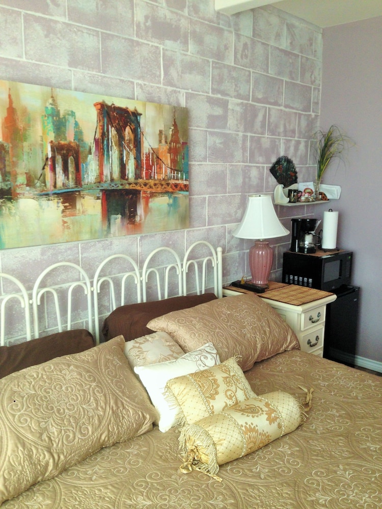 Lilac Room with Harbor Bridge View photo 2