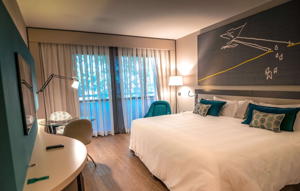 Standard Room, 1 King Bed thumbnail 5