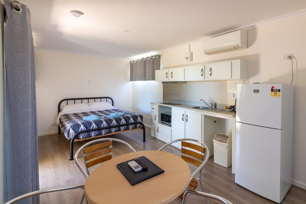 Standard Family Cabin 1,2,3. Queen Bed with 2 Single Beds