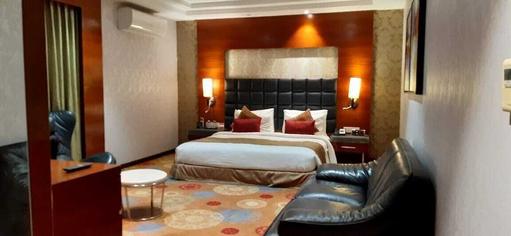 Room, 1 King Bed, Accessible, Non Smoking - Photo 4