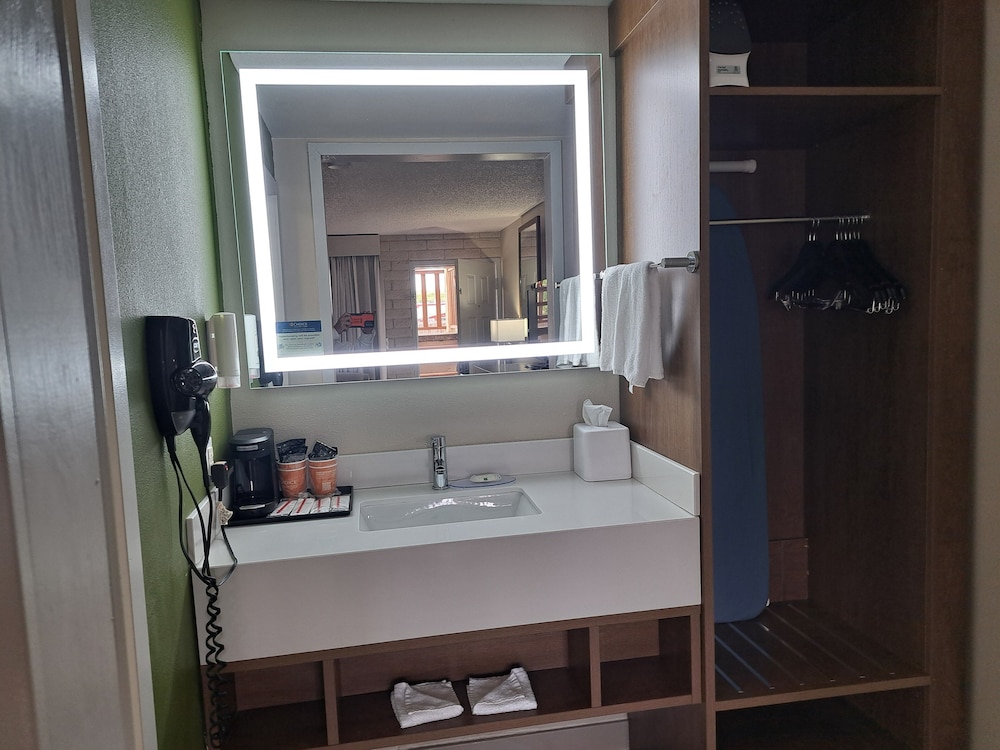 Room, 1 King Bed, Accessible, Non Smoking - Photo 3
