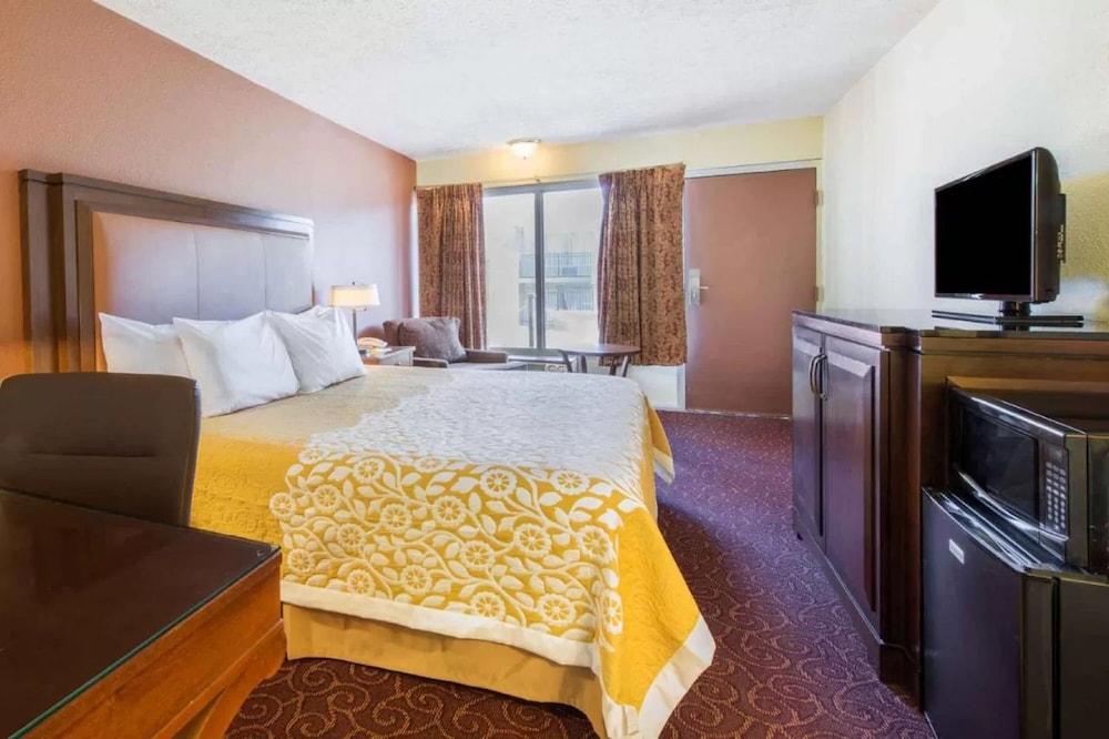 Standard Room, 1 King Bed, Smoking photo 2