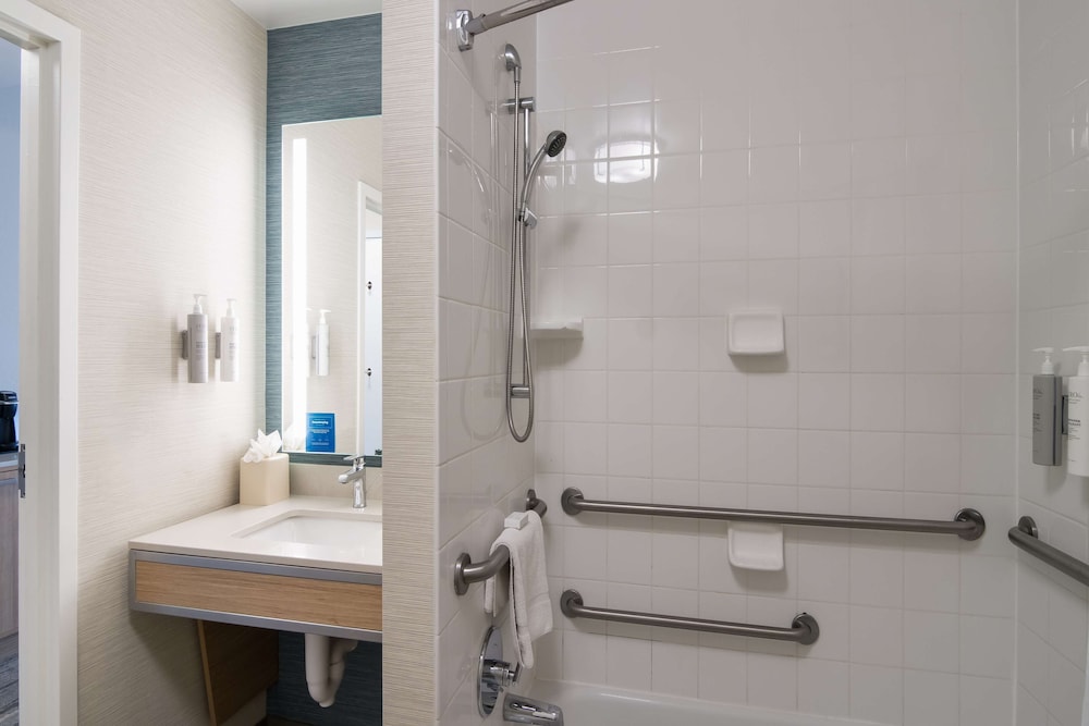 Room, 2 Queen Beds, Accessible, Bathtub - Photo 5