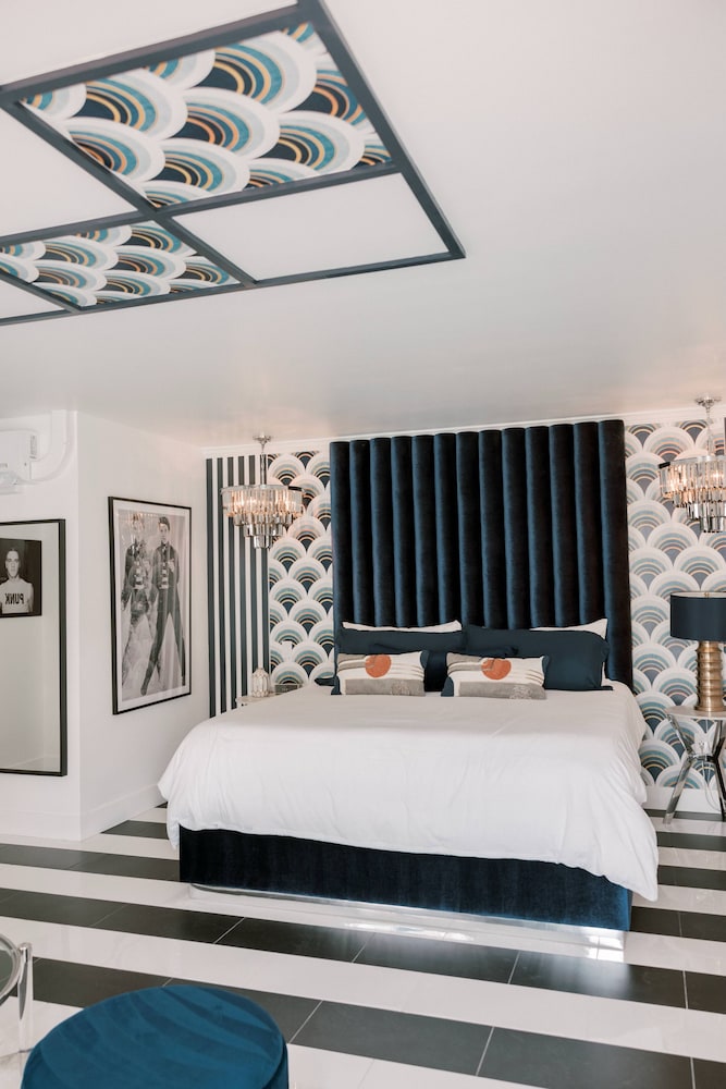 Honeymoon Room, 1 King Bed photo 1