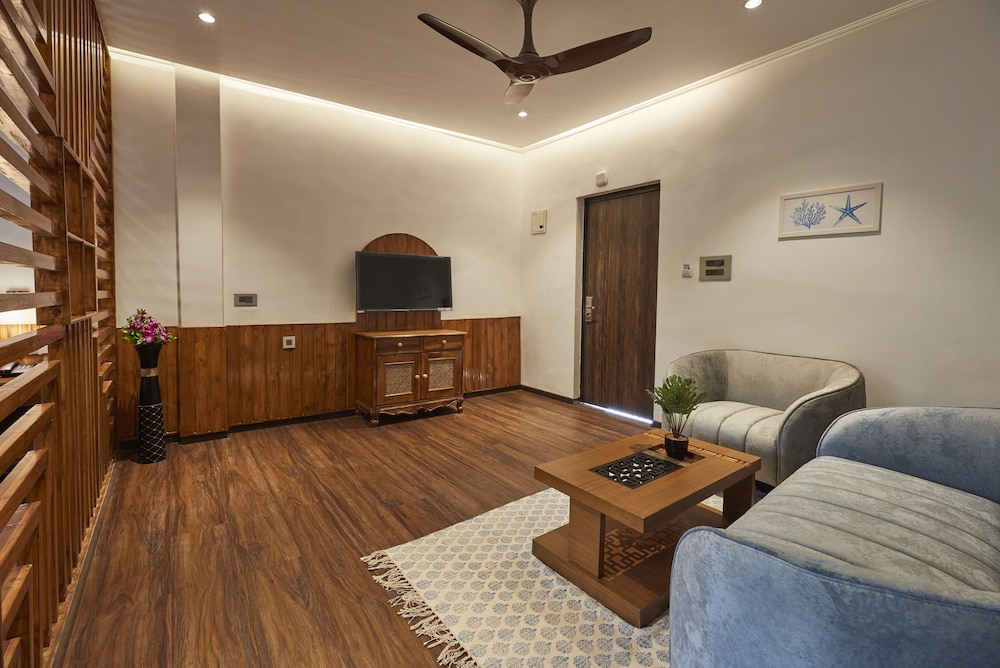 Premium Room, 1 King Bed, Pool View, Poolside photo
