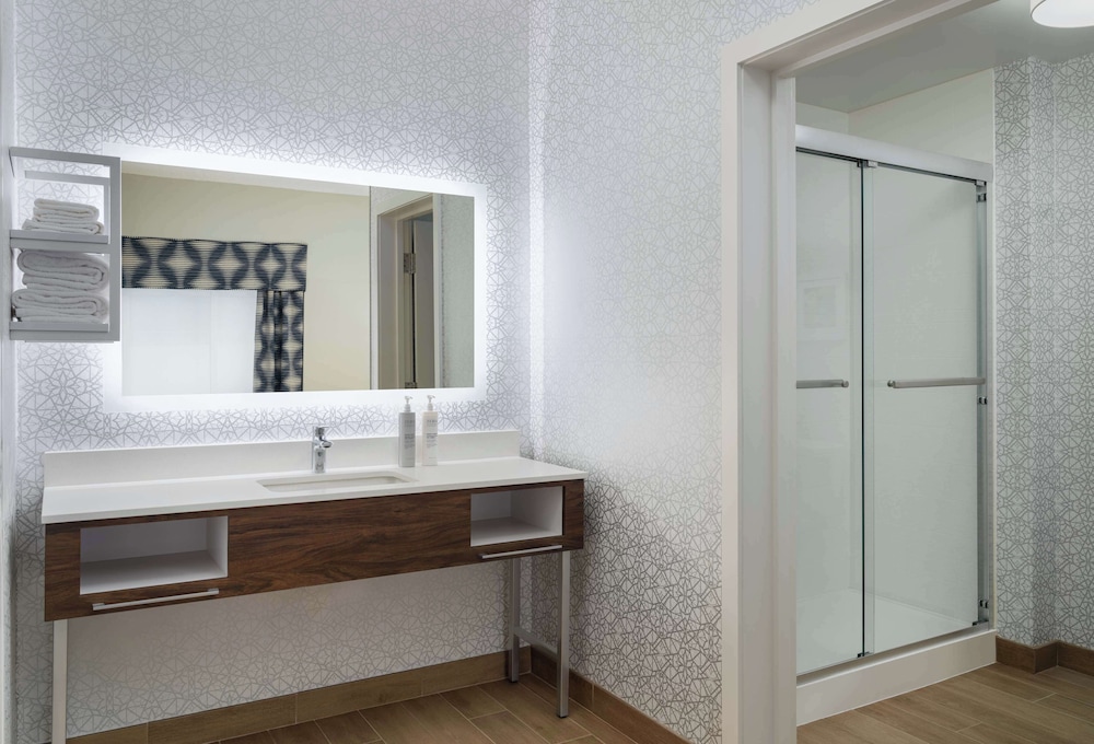Room, 1 King Bed, Refrigerator & Microwave (Wet bar) - Photo 5