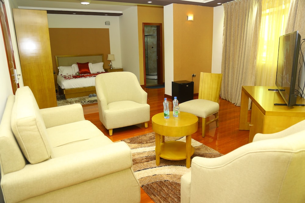 Business Suite, 1 King Bed, Accessible, Lake View photo 3