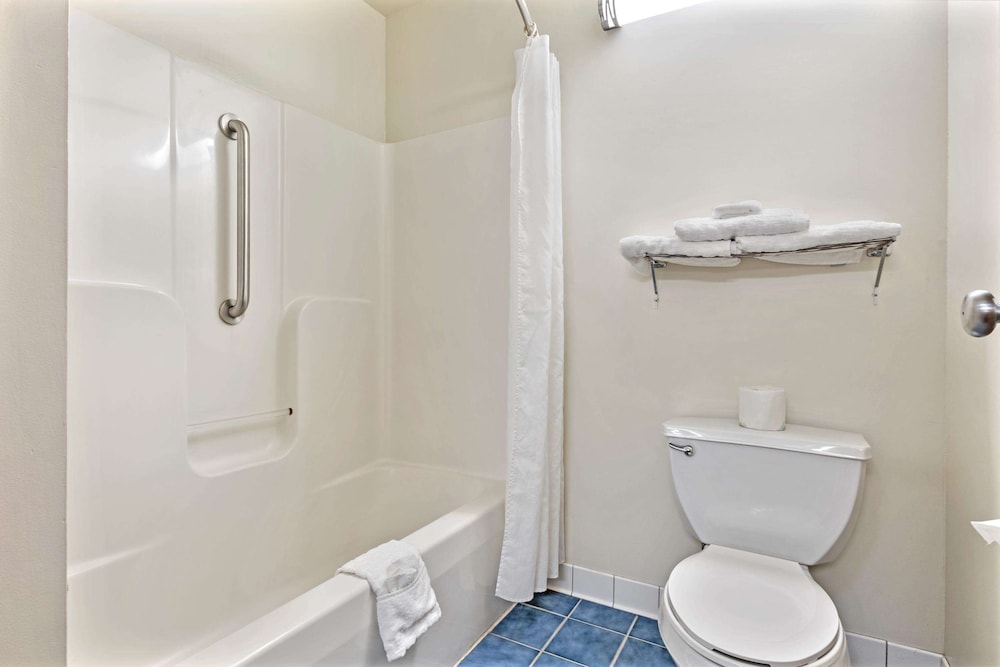 Suite, 1 King Bed, Non Smoking, Refrigerator & Microwave photo 3