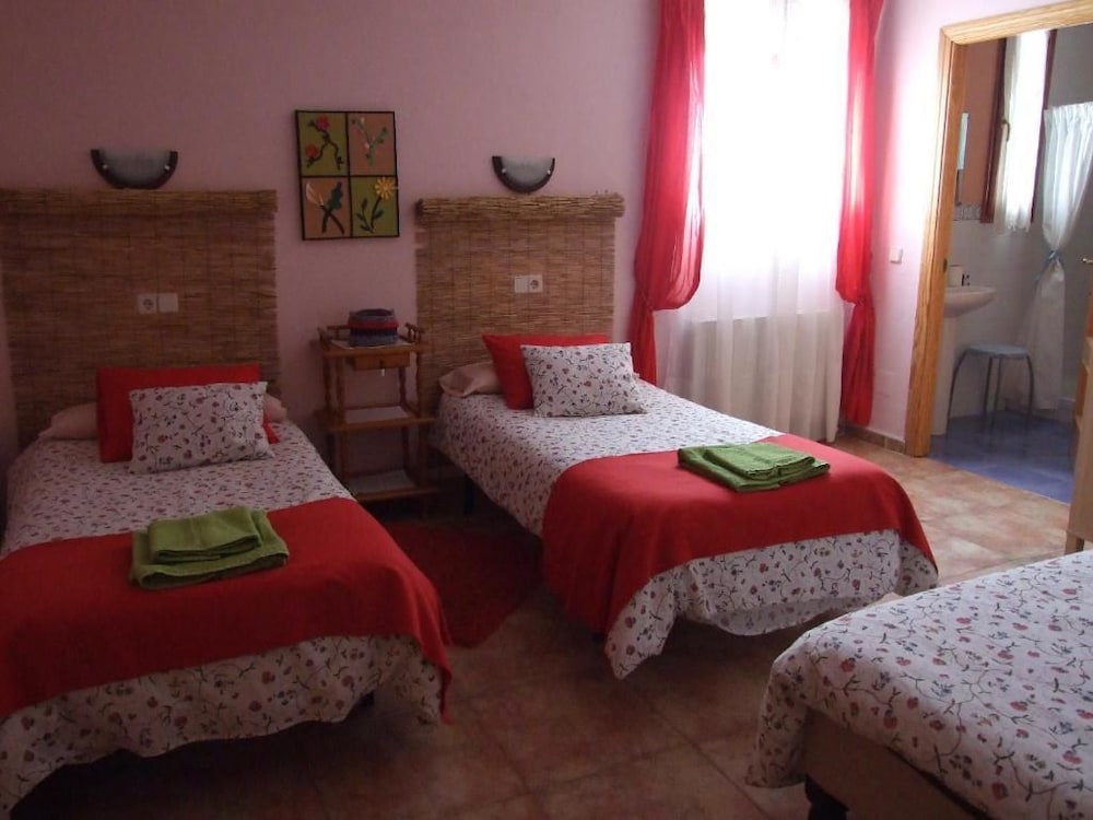 Twin Room (+ Extra Bed) photo 3