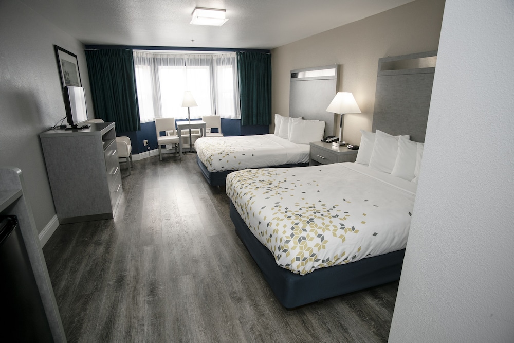 Standard Room, 2 Queen Beds, Ocean View photo 1