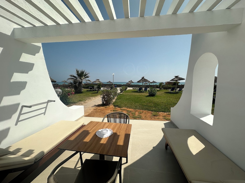 Deluxe Family Bungalow-BeachFront 2+2