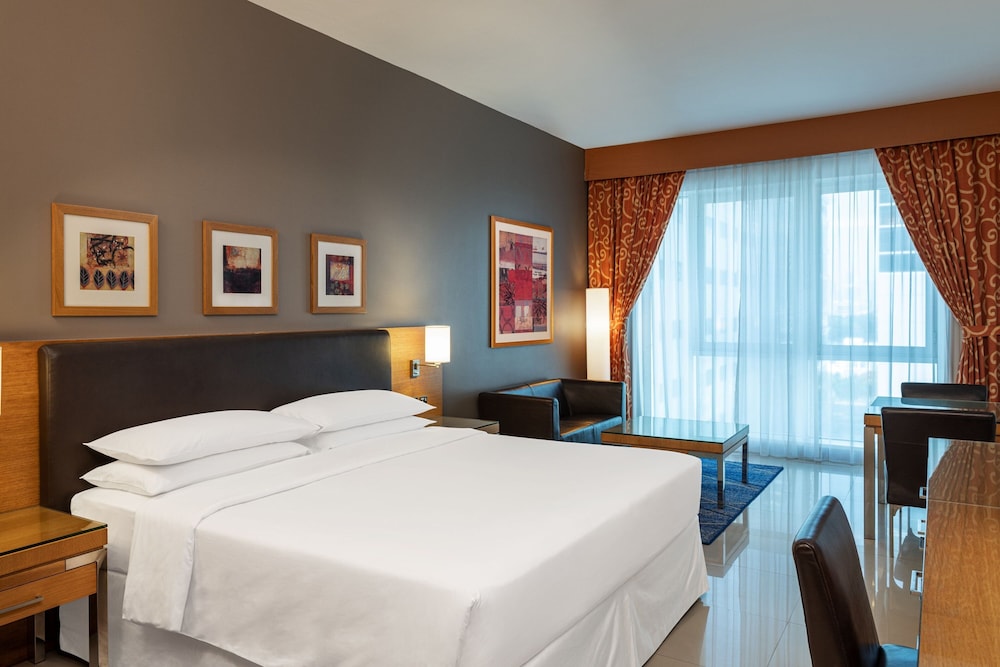 Classic Room, 1 King Bed, Non Smoking - Complimentary Shuttle Service to Dubai Mall and Kite Beach photo 3