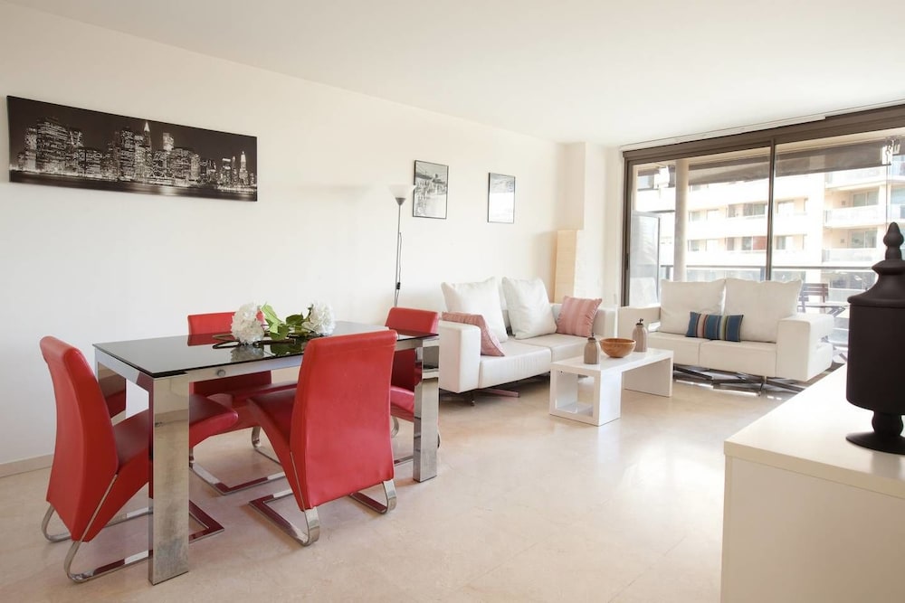 Apartamento, 4 habitaciones, balcón, vista al mar (4to piso)