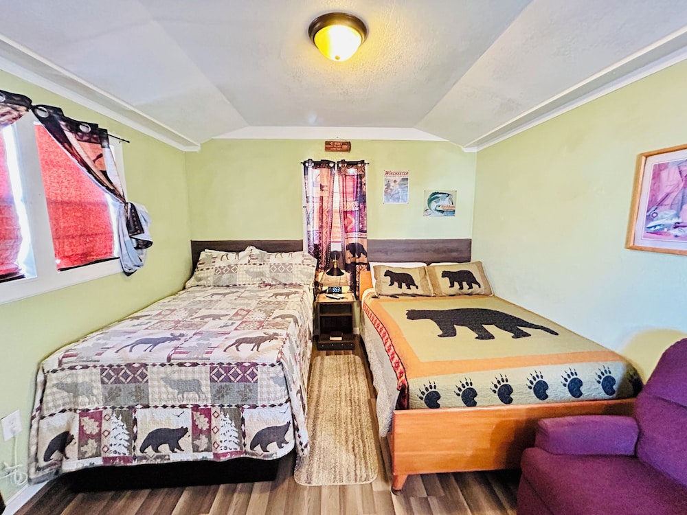 Cabin #12, Deluxe Studio Cabin, 2 Queen Beds, Kitchenette, Ground Floor photo 3