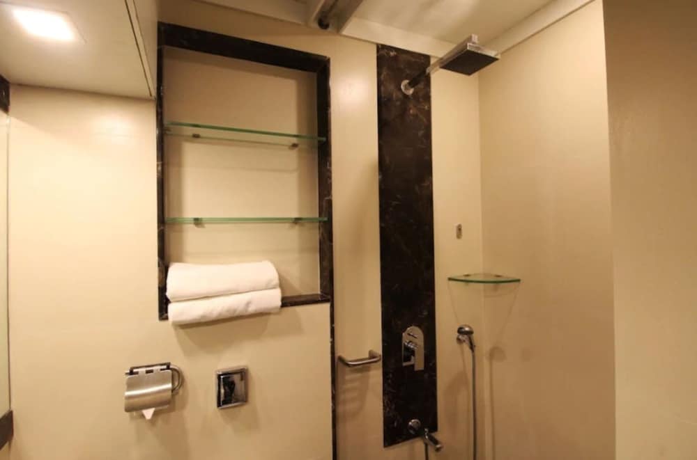 Executive Room - Photo 12