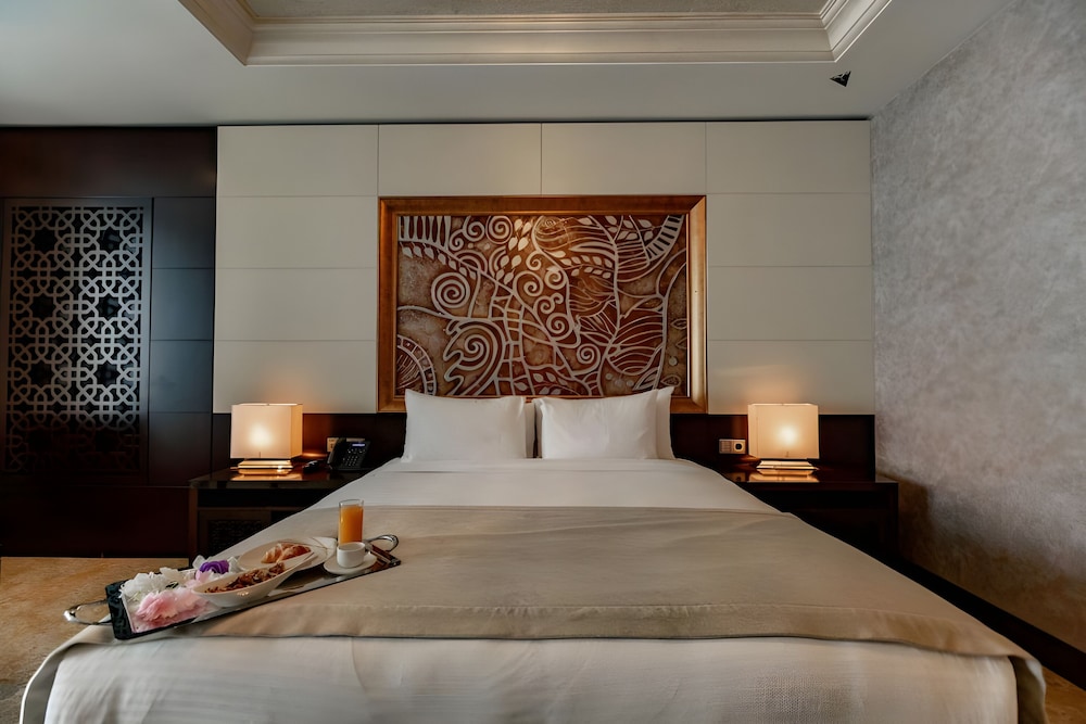 Deluxe Room, 1 King Bed (Plaza View) photo 3