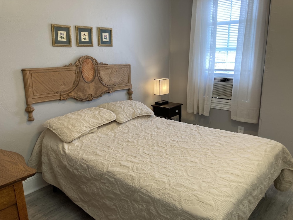 Standard Double Room, Shared Bathroom (Room 4) photo 2