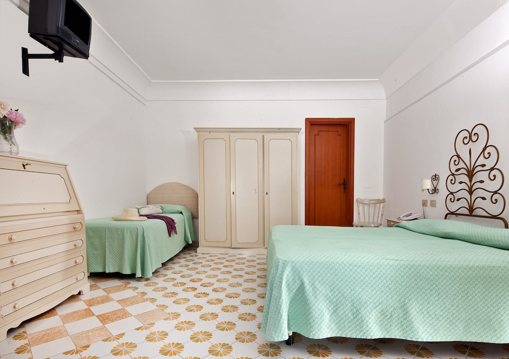 Standard Triple Room, City View photo 3