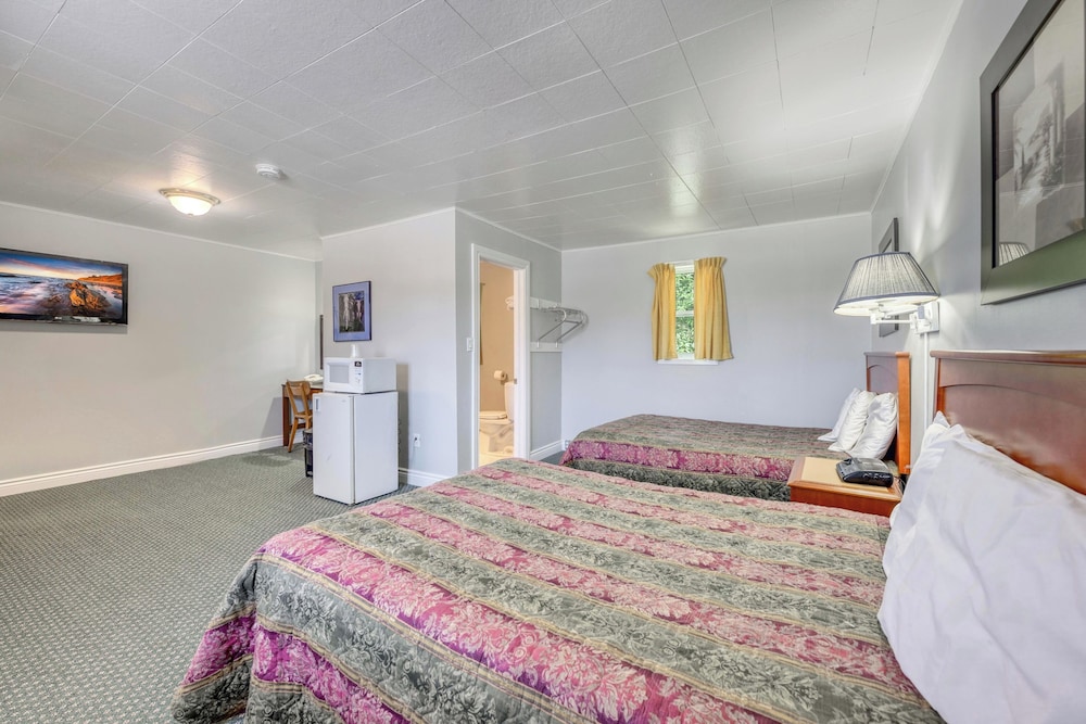 Family Triple Room, Multiple Beds, Non Smoking, Bathtub photo 2