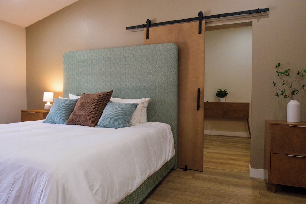 2 Room Suite photo 2