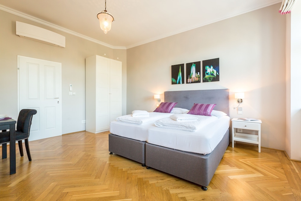 City Suite, 1 Bedroom, Accessible, Park View