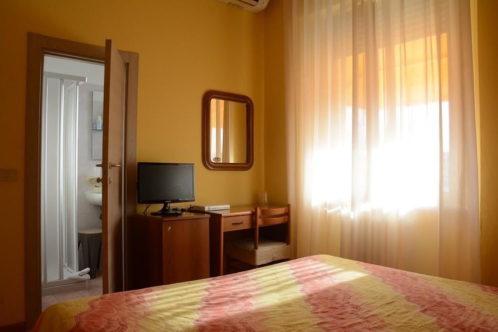 Business Double or Twin Room, Partial Sea View photo 3