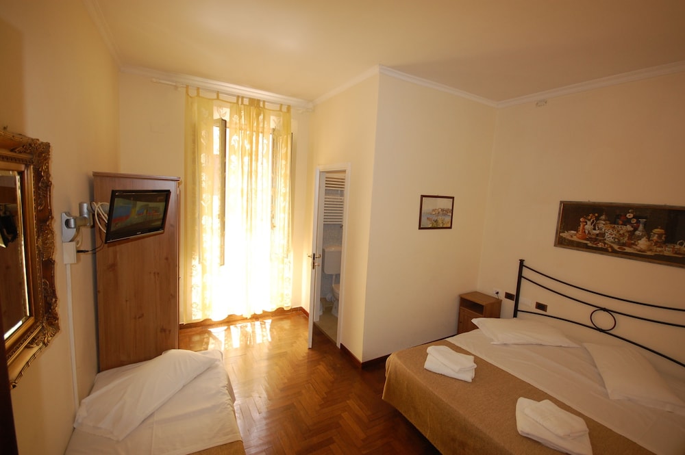 Classic Triple Room, Private Bathroom