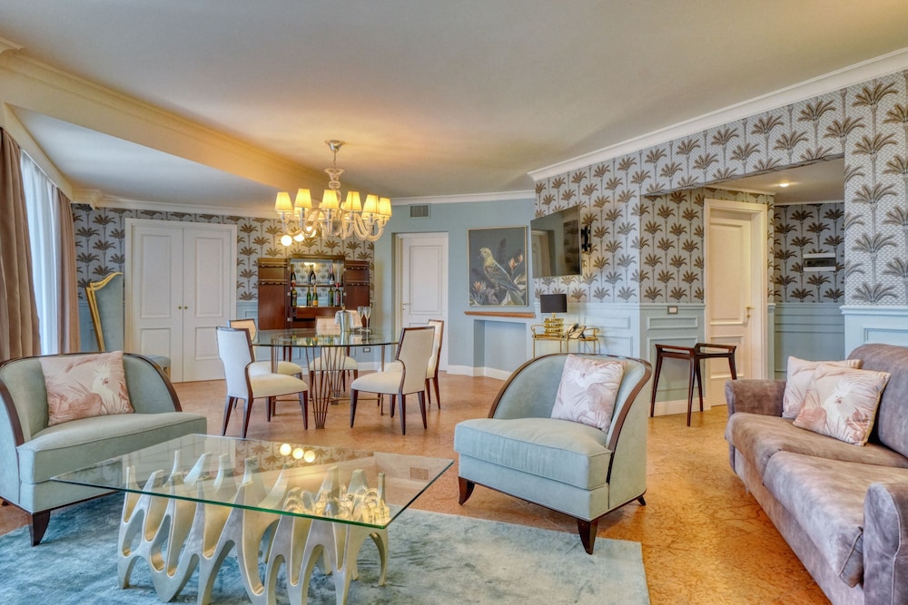 Executive Suite, 3 Bedrooms, Terrace, Lake View - Photo 10