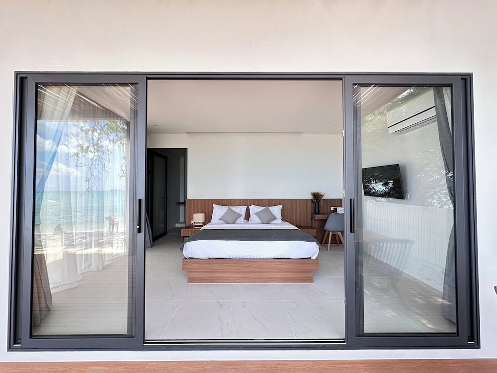 SUNSET BEACHFRONT VILLA photo 1