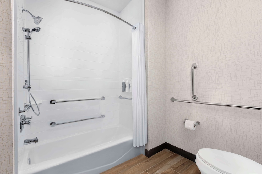 Room, 1 King Bed with Sofa bed, Accessible, Bathtub (Balcony) - Photo 5