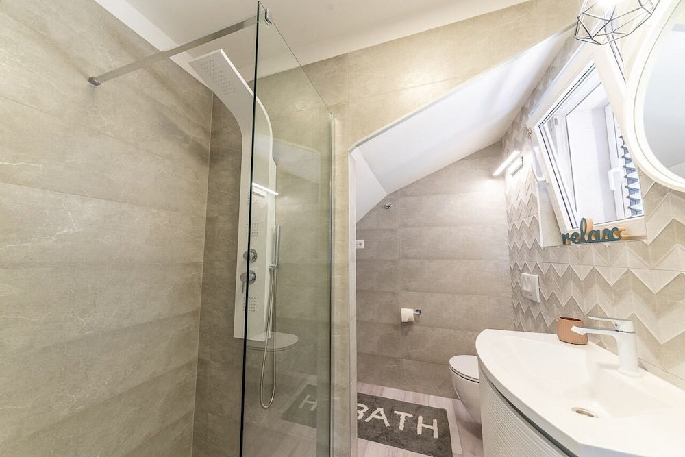 Apartment (Renci - great location & sea view - A)