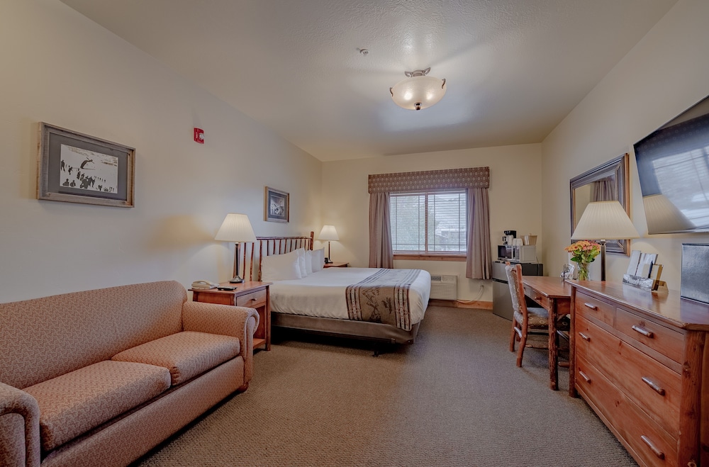 Traditional Room, 1 King Bed with Sofa bed photo 2