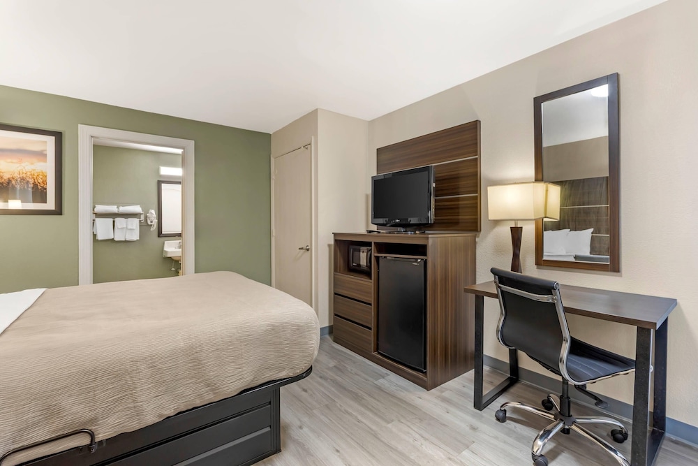 Room, 1 Queen Bed, Accessible, Smoking - Photo 4