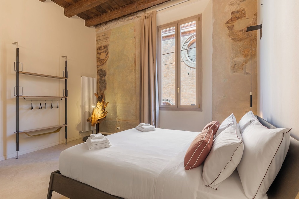 Deluxe Quadruple Room, City View