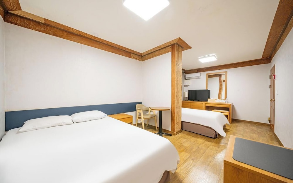 Premium Twin Room - Photo 1